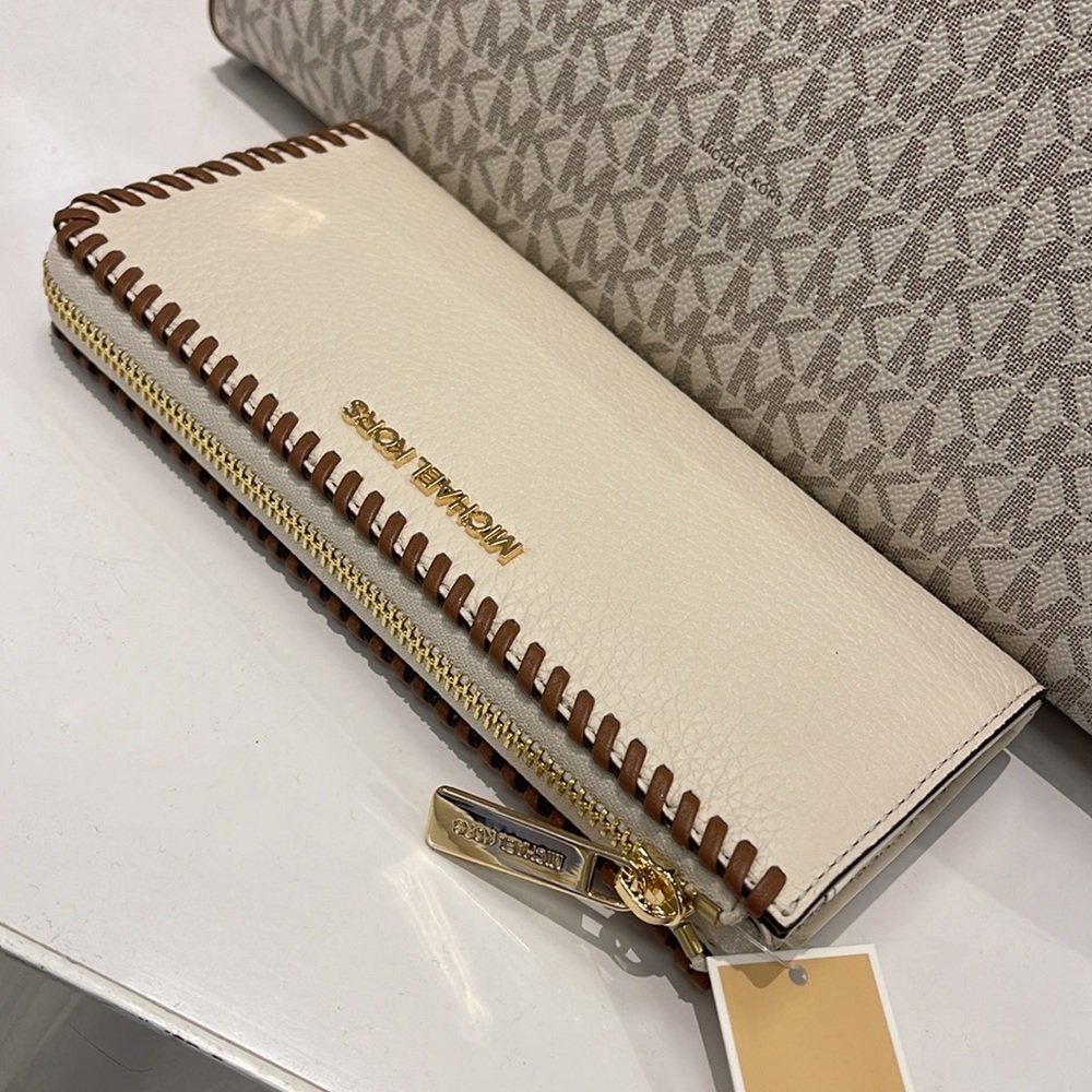 Michael Kors Jet Set Travel Large Pebble Leather Quarter-Zip Wallet
NWT - Picture 10 of 16